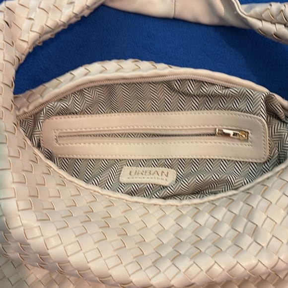 Urban Expressions cream shoulder tort bag - Picture 3 of 8